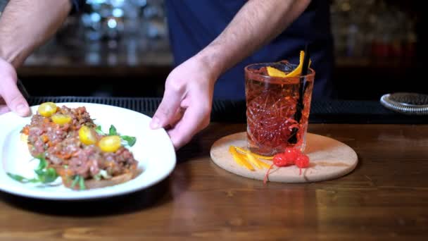 Cocktailglas på trä bordet i baren — Stockvideo