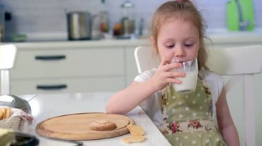 Mutfakta süt içme kadın andgirl