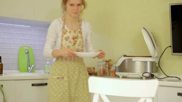 Madre e hija desayunando en la cocina — Vídeos de Stock