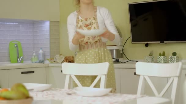 Мать и дочь завтракают на кухне — стоковое видео
