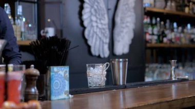 Uzman barmen kokteyl bar yapıyor