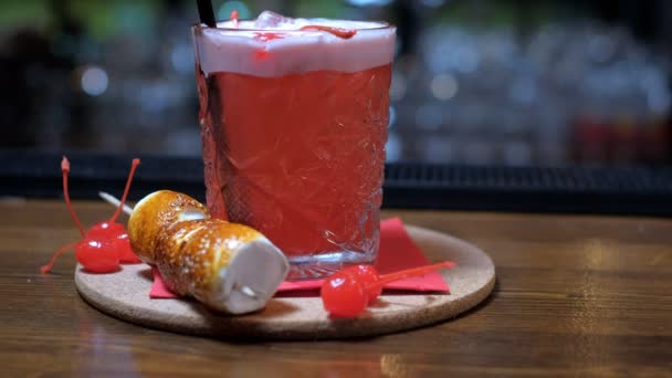 Verre à cocktail sur la table en bois dans le bar — Video