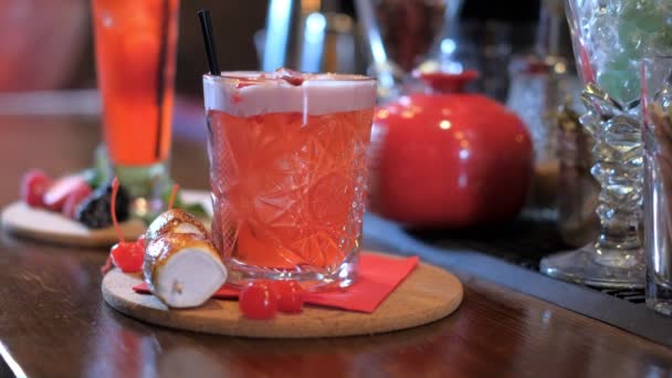 Cocktail glazen op de houten tafel in de bar — Stockvideo