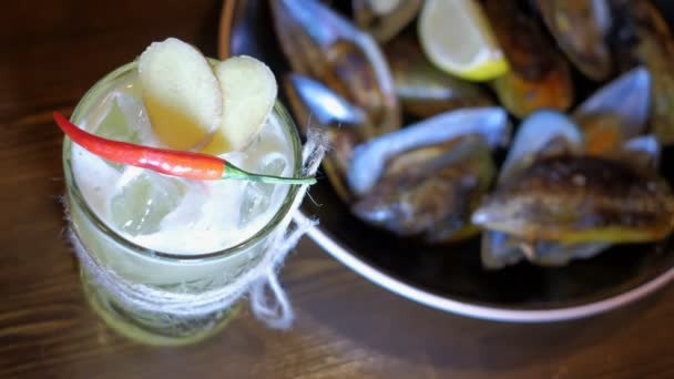 Copo de coquetel na mesa de madeira no bar — Vídeo de Stock