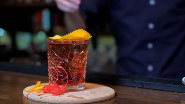 Bicchiere da cocktail sul tavolo in legno nel bar — Video Stock