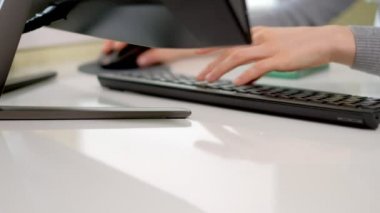 Genç güzel iş kadını ile bilgisayar ve dizüstü ev ofis