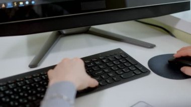 Genç güzel iş kadını ile bilgisayar ve dizüstü ev ofis