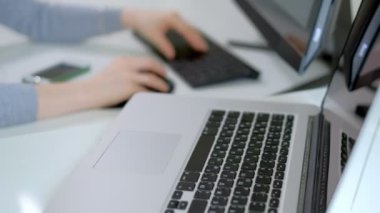 Genç güzel iş kadını ile bilgisayar ve dizüstü ev ofis