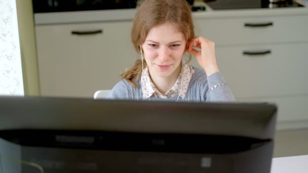 Junge hübsche Geschäftsfrau mit Computer und Notebook im Homeoffice — Stockvideo