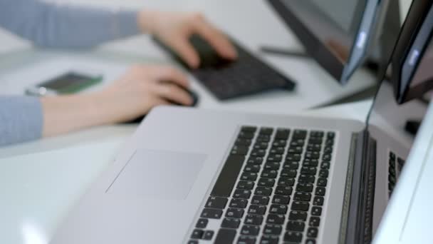 Jonge mooie zakenvrouw met computer en laptop in het kantoor aan huis — Stockvideo