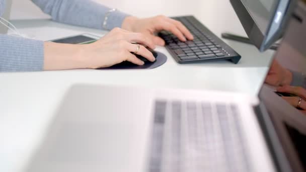 Junge hübsche Geschäftsfrau mit Computer und Notebook im Homeoffice — Stockvideo