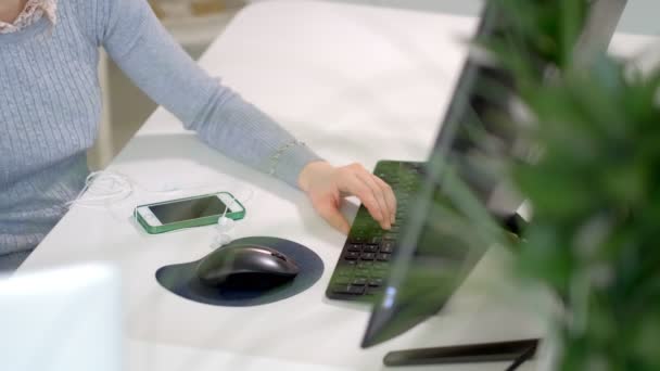 Jeune jolie femme d'affaires avec ordinateur et ordinateur portable au bureau à la maison — Video