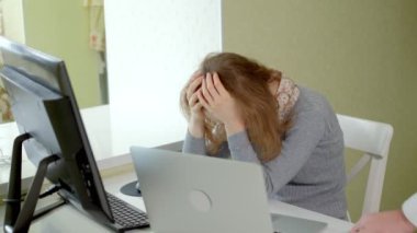 Genç güzel iş kadını ile bilgisayar ve dizüstü ev ofis