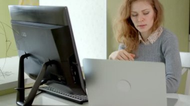 Genç güzel iş kadını ile bilgisayar ve dizüstü ev ofis