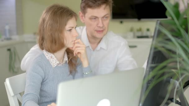 Diskutovat o dvě úspěšné obchodní partneři pracují na schůzce v domácí kanceláři — Stock video