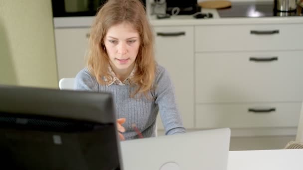 Jovem mulher de negócios bonita com computador e notebook no escritório em casa — Vídeo de Stock