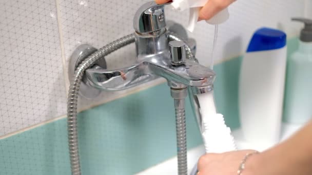 Een vrouw bad thuis schoonmaken. Vrouwelijke wassen badkuip en kraan — Stockvideo