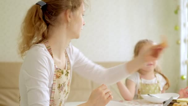 Mãe e filha tomando café da manhã na cozinha — Vídeo de Stock