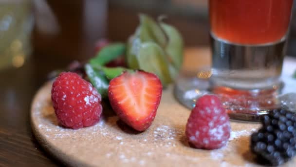 Copo de coquetel na mesa de madeira no bar — Vídeo de Stock