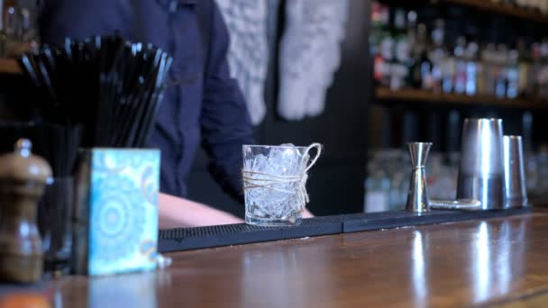 Un barman expert prépare un cocktail au bar — Video
