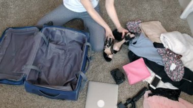 kadın bir bavulun içinde bir ev Oda toplar.