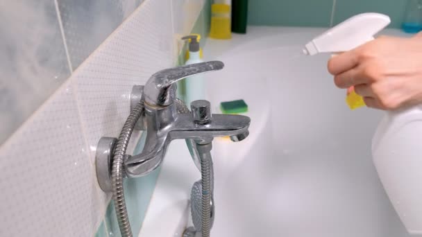 Uma mulher a limpar o banho em casa. Banheira e torneira de lavagem feminina — Vídeo de Stock