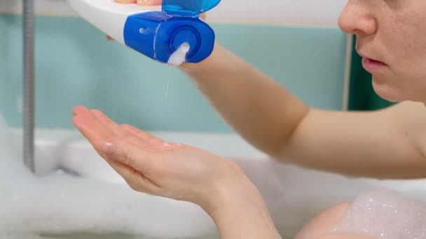 Hermosa mujer relajándose en el baño. Espuma blanca, lavado pausado — Vídeos de Stock