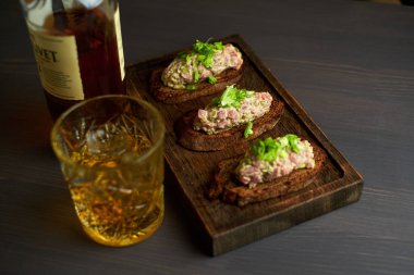 Tost ekmeği dilimlenmiş, fesleğenle süslenmiş