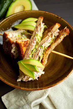 Tahta arka planda marul, jambon, peynir ve domatesli sağlıklı sandviç tostu.