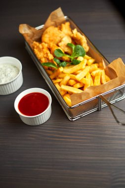 tavuk nuggets kızartması ve ahşap tahta üzerinde farklı sos ile,