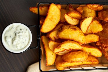 Nuggets ve güzel bir sepette beyaz soslu fırında patates