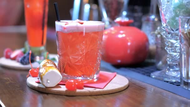 Коктейльное стекло на деревянном столе в баре — стоковое видео
