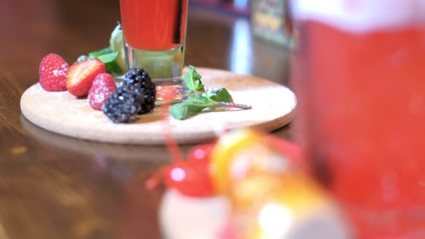 Copa de cóctel en la mesa de madera en el bar — Vídeos de Stock