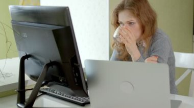 Genç güzel iş kadını ile bilgisayar ve dizüstü ev ofis