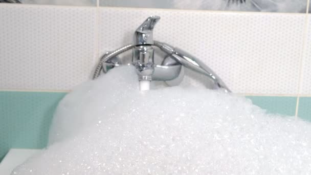 Schöne Frau entspannen im Badezimmer. weißer Schaum, gemächliches Waschen — Stockvideo