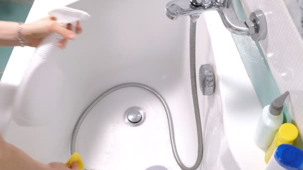 Una mujer que limpia el baño en casa. Bañera y grifo de lavado femenino — Vídeos de Stock