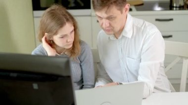 iki başarılı iş ortakları toplantısında ev ofis çalışma tartışmak