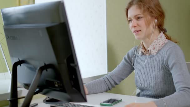 Tineri destul de femeie de afaceri cu calculator și notebook-uri în biroul de acasă — Videoclip de stoc
