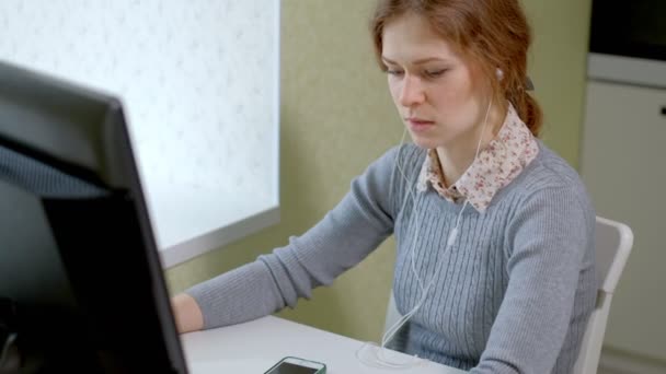 Young pretty business woman with computer and notebook in the home office — Stock Video