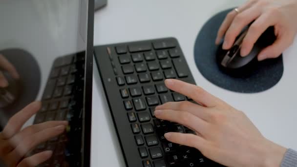 Молодая красивая деловая женщина с компьютером и ноутбуком в домашнем офисе — стоковое видео