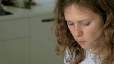 Kahve ile genç güzellik kadın sarışın