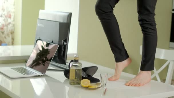 Пьяная деловая женщина танцует на столе, на настольных компьютерах и бутылке алкагола — стоковое видео