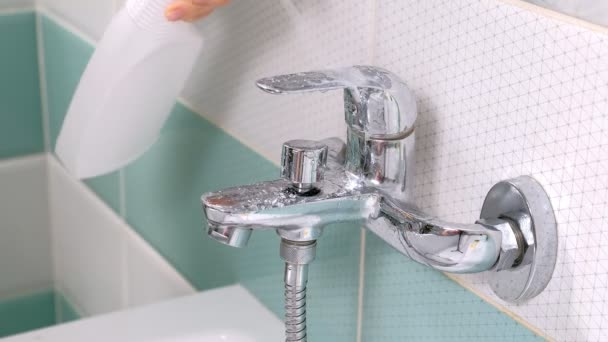 Een vrouw bad thuis schoonmaken. Vrouwelijke wassen badkuip en kraan — Stockvideo
