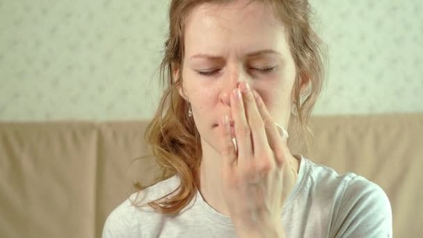 Die Frau verletzt sich die Nase, weil sie erkältet ist. — Stockvideo