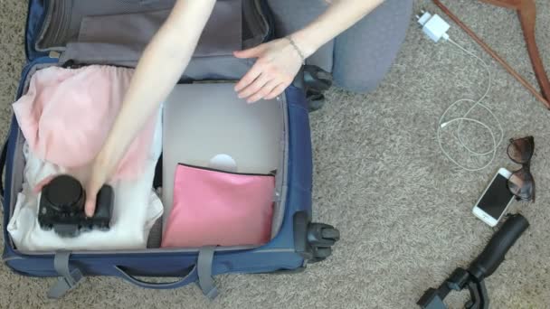 Kobieta zbiera walizkę w pokoju w domu. — Wideo stockowe