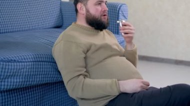 adam, bıyıklı, metal bir şişe içki alkol acımasız c hipster sakallı