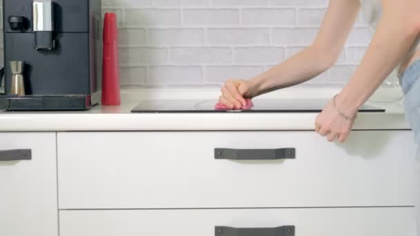 Vrouw keukenkasten met spons en spray reiniger schoonmaken. — Stockvideo