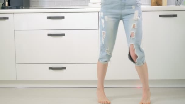 Joyeux jeune femme drôle dansant dans la cuisine à la maison — Video