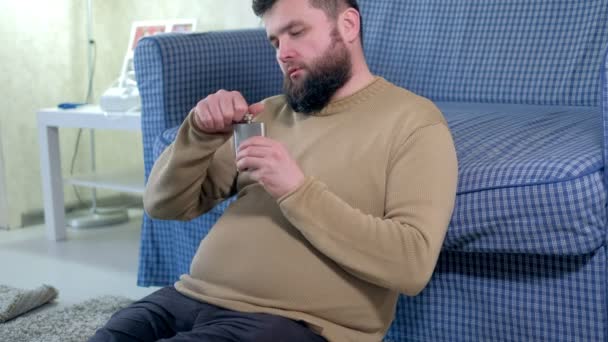 Hombre barbudo, brutal c hipster con bigote, bebe alcohol de un frasco de metal — Vídeo de stock