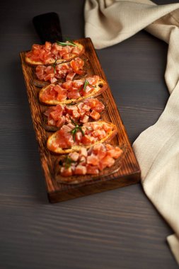 Bruschetta Kapari ve zeytinyağı ile krem bir yastık üzerinde lezzetli balık ile